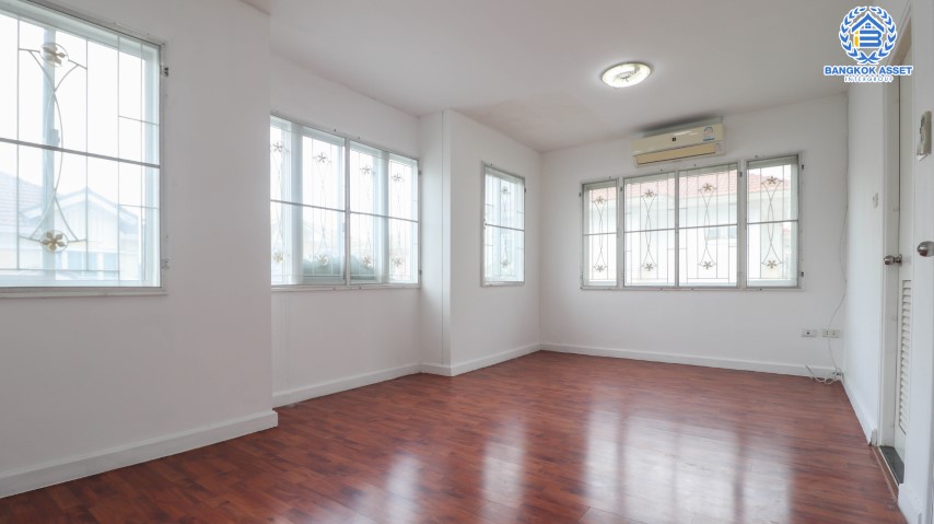 *****ทาวน์เฮ้าส์มือสองย่านปทุมธานี ม.พฤกษาวิลล์16 รังสิต-องครักษ์ #หลังมุม เนื้อที่กว้างขวางถึงเกือบ 30 ตร.ว. ฟังก์ชัน 3 ห้องนอน 2 ห้องน้ำ 2 ที่จอดรถ ต่อเติมพื้นที่หลังคา ห้องครัว และห้องอเนกประสงค์แล้ว ใกล้ฟิวเจอร์พาร์ค รังสิต และทางด่วน "ดอนเมือง-โทลล์เวย์"...